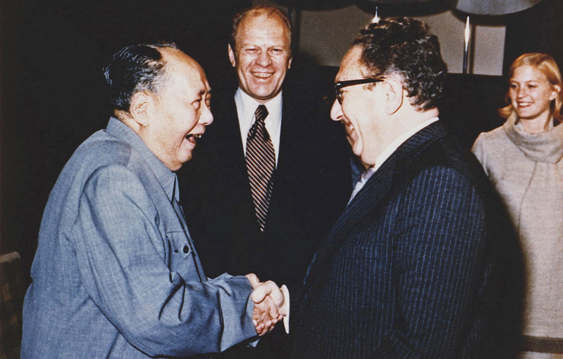 Kissinger shakes hands with Mao Tse-Tung in 1975