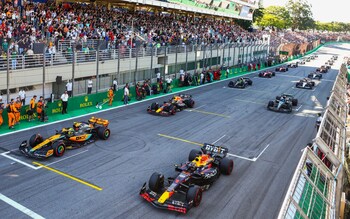 Max Verstappen of the Netherlands driving the (1) Oracle Red Bull Racing RB19 leads Lando Norris of Great Britain driving the (4) McLaren MCL60 Mercedes and the rest of the field into turn one at the start during the Sprint ahead of the F1 Grand Prix of Brazil at Autodromo Jose Carlos Pace on November 04, 2023 in Sao Paulo, Brazil