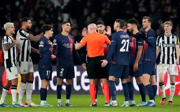PSG players surround the referee during their draw with Newcastle